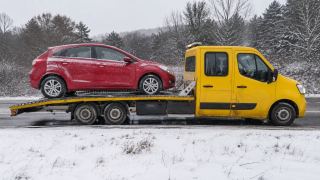 Holowanie czerwonego auta zimą – Zgierz