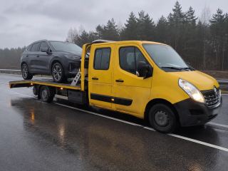 Holowanie czarnego SUV-a na lawecie – Zgierz