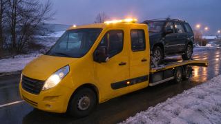 SUV na lawecie nocą – pomoc drogowa Zgierz