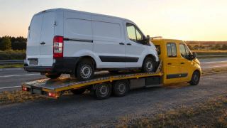 Transport busa o zachodzie słońca – Zgierz