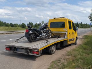 Załadunek motocykla przy drodze – Zgierz
