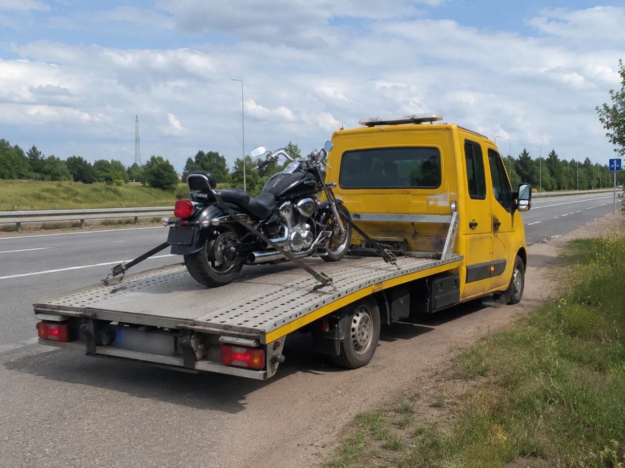 Motocykl przygotowany do transportu przy drodze – Zgierz