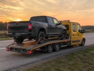 Transport pojazdu o zachodzie słońca – Zgierz