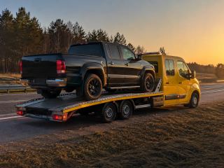 Transport pickupa o zachodzie słońca – Zgierz